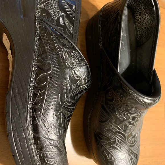 Dansko Women’s Tooled Leather Black 38 Clog - Picture 3 of 5